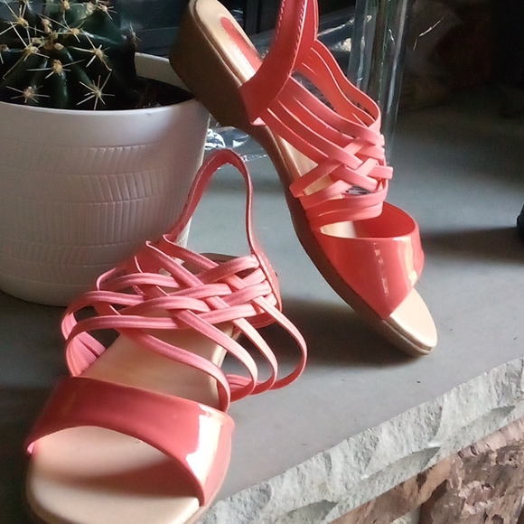 Angle Steps Criss cross Strappy Sandals - Picture 1 of 6